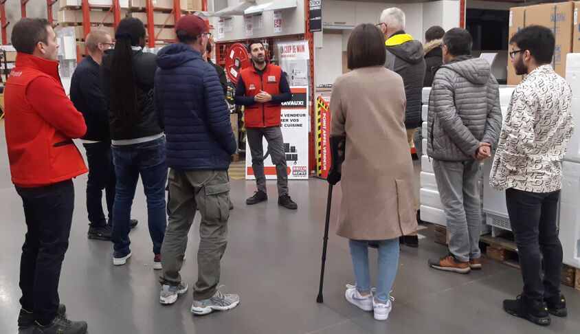 Equipe de Brico Dépôt et les candidats en visite dans le magasin